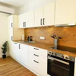 아파트 Zum Goldgraeber - Stilvoll Wohnen - Parkplatz - Perfekt Fuer Moselurlaub 베른카슈텔쿠에스